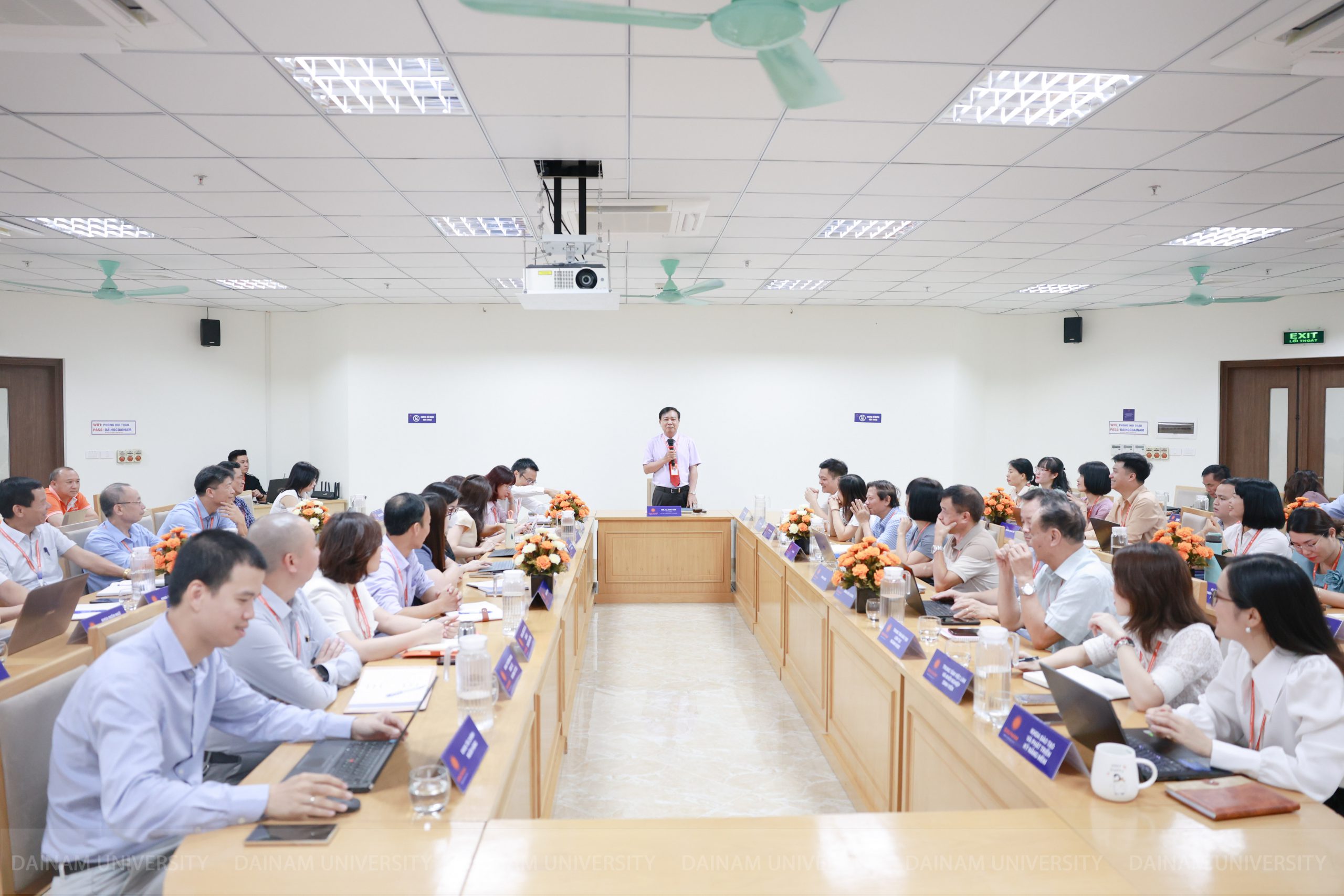 TS. Lê Đắc Sơn, Chủ tịch Hội đồng Trường Đại học Đại Nam phát biểu, giao nhiệm vụ cho tân Tổng biên tập.